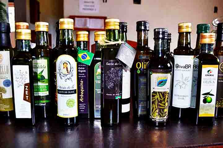 A classificação do azeite depende de sua acidez e do método de extração. O extravirgem deve ter acidez inferior a 0,8% e não pode apresentar defeitos sensoriais. Já o azeite virgem pode chegar a 2% de acidez, enquanto óleos refinados ou lampantes passam por processos químicos para se tornarem aptos ao consumo. 
