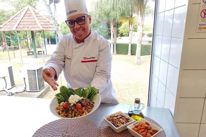 A razão central para este simbolismo reside na aparência física do grão. As lentilhas são pequenas, redondas e achatadas, assemelhando-se visualmente a moedas de ouro ou prata. 