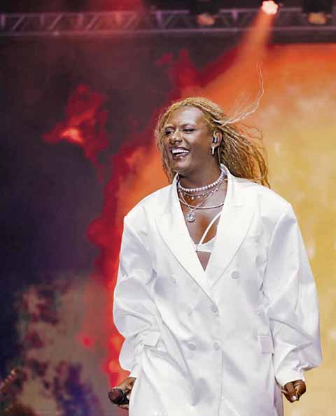 Dessa forma, a conquista de três Grammys solidifica Liniker no cenário musical brasileiro e abre portas para o sucesso comercial e internacional.