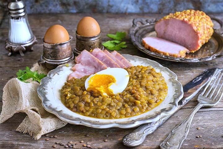 Em muitas famílias, a lentilha é o primeiro alimento a ser consumido após a meia-noite da virada do ano, superando até mesmo pratos de carne.  