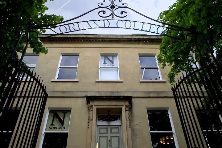 Para se formar na Norland College é preciso desembolsar cerca de £18 mil (aproximadamente R$ 130 mil) por ano.