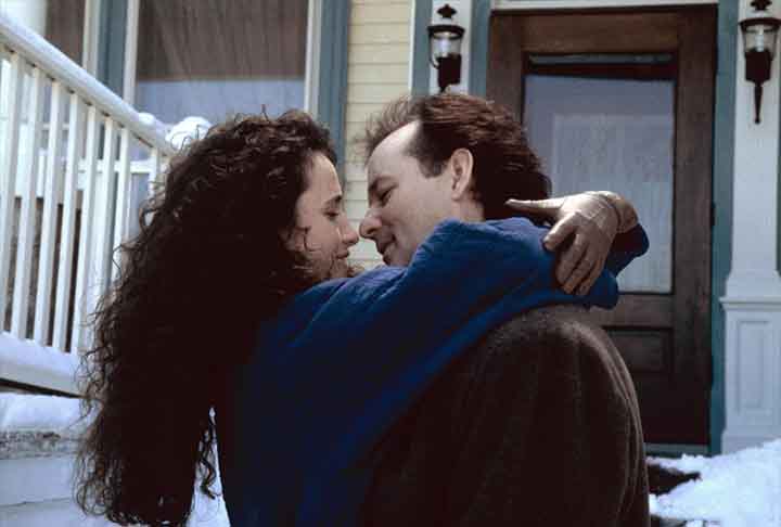 Na trama, Phil Connors é um meteorologista egocêntrico que se vê preso em um loop temporal enquanto precisa cobrir o evento anual do Dia da Marmota, na pequena cidade de Punxsutawney, na Pensilvânia. 