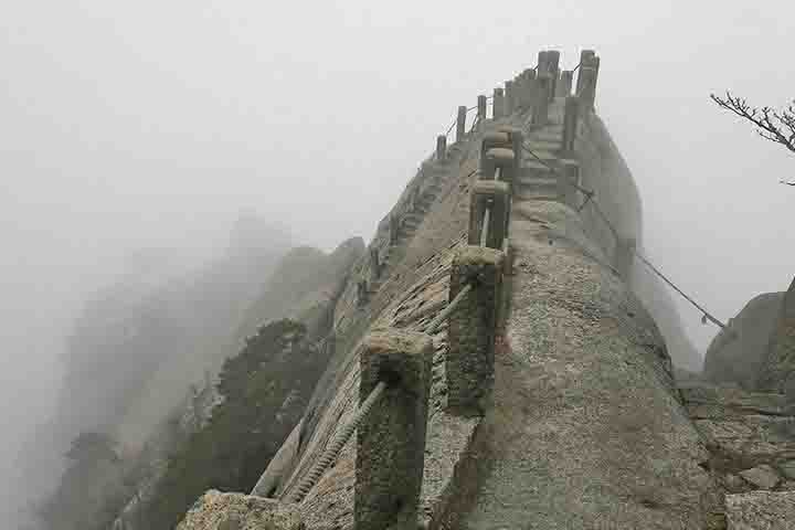 O clima da região contribui para o perigo: neblina constante, umidade elevada e degraus escorregadios tornam o percurso ainda mais imprevisível.