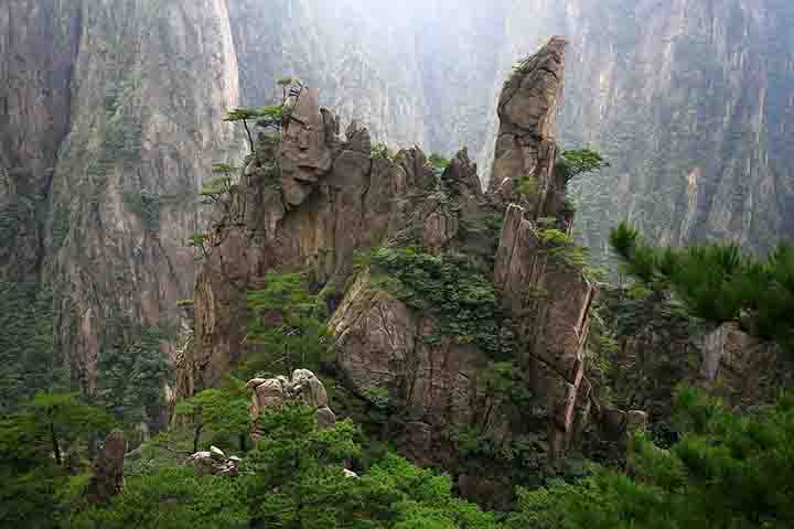 Huangshan, situada na província de Anhui, no leste da China, é uma das cadeias montanhosas mais emblemáticas e reverenciadas do país.