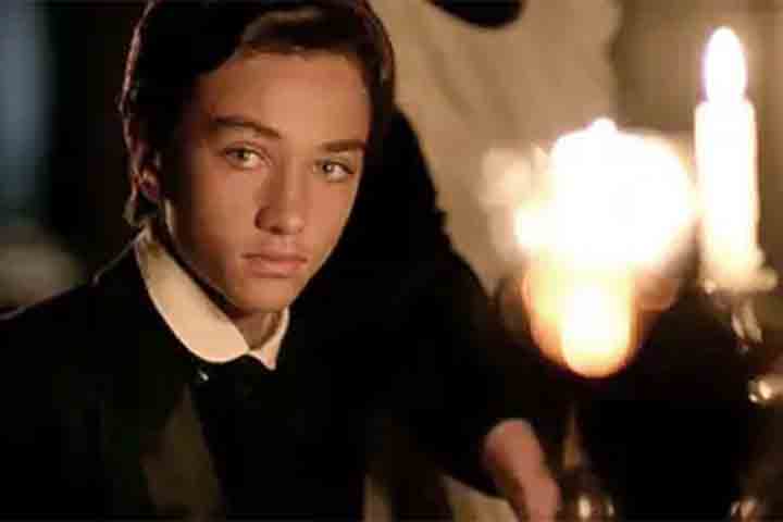 Além disso, fez versões jovens de personagens já conhecidos em séries populares, como Damon Salvatore em “Diários de um Vampiro”, em 2015. 
