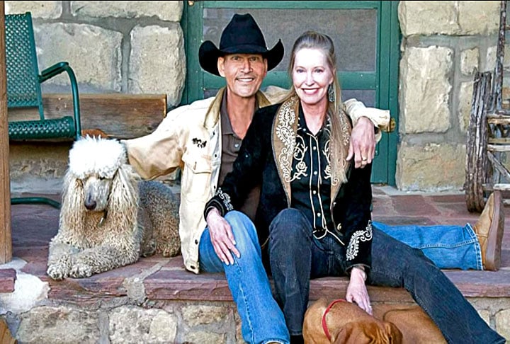 O consumo frequente de bebidas e cigarros por Patrick Swayze dificultou o tratamento e agravou a doença, segundo os médicos. Depois de um período internado, o ator foi para o  seu rancho em Los Angeles, na região de Sylmar, no Novo México, onde viveu os últimos momentos. 