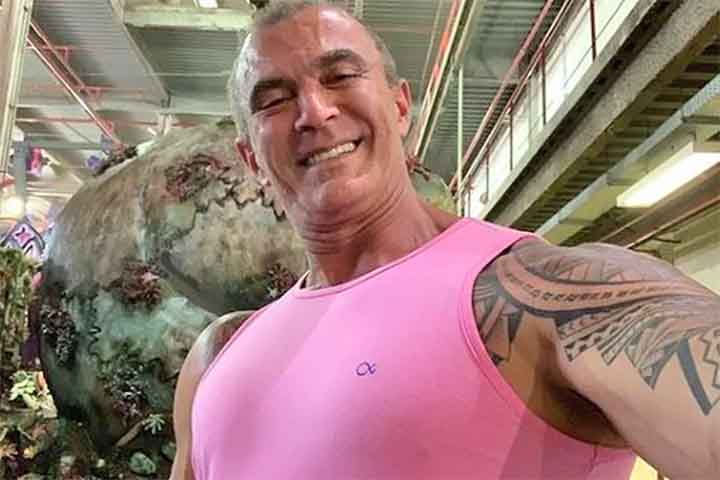 O carnavalesco é marcado pelo pop, referências da cultura de massa, como cinema, Disney, Las Vegas, com um foco em criar um diálogo direto com o grande público, com truques de ilusionismo e interatividade.