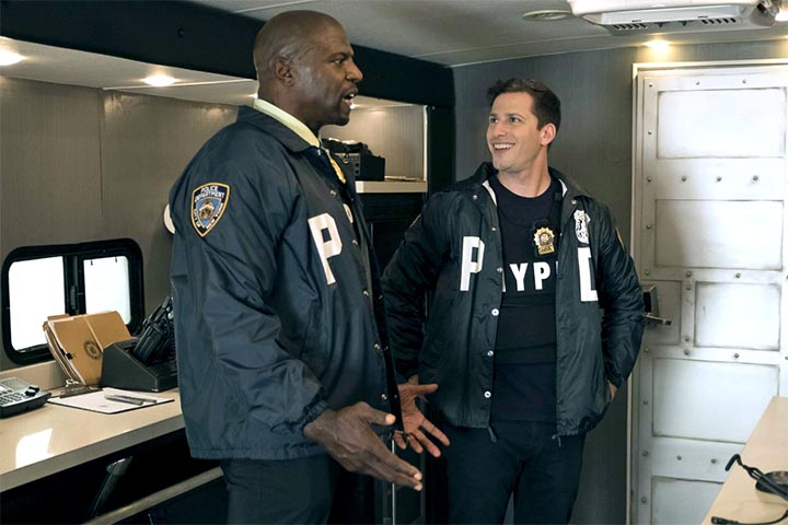 Uma das comédias mais celebradas dos últimos anos, Brooklyn Nine-Nine também ajudou a consagrar Crews como ator. Ele viveu o sargento Jeffords na série, responsável por supervisionar o esquadrão de detetives da 99ª delegacia. 