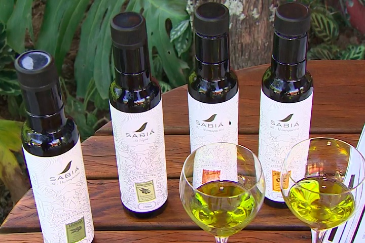 O azeite brasileiro Sabiá, produzido em Santo Antônio do Pinhal, no estado de São Paulo, alcançou a nota mais alta já obtida por um rótulo do Brasil no guia italiano Flos Olei, publicação internacionalmente reconhecida por sua avaliação rigorosa de azeites extravirgens.
