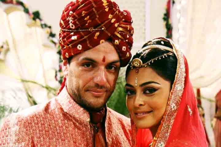 Sua primeira protagonista foi em 2009 em “Caminhos das Índias”, na qual viveu Maya. A novela ganhou o Emmy Internacional de Melhor Telenovela e apresentou a trajetória de Maya, dividida entre sua paixão por Bahuan, pertencente à casta dos dalits, e o casamento arranjado com Raj.
