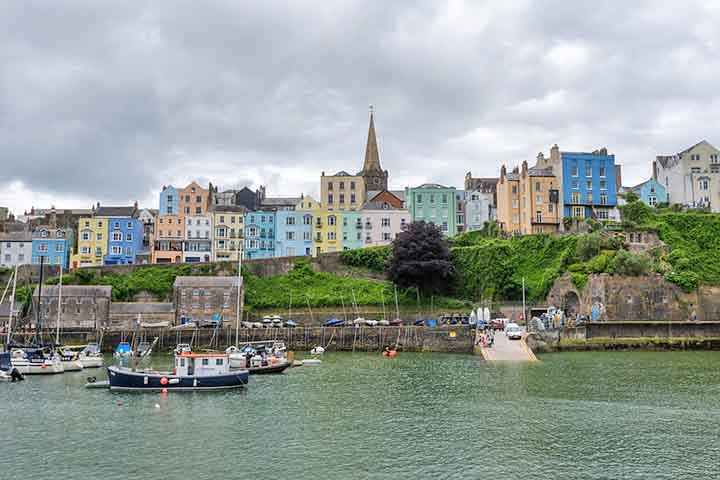 É cortada por uma série de encostas e cristas, o que lhe confere uma topografia rica e variada. Ela tem aproximadamente 2,4 km de norte a sul e 3,2 km de leste a oeste.