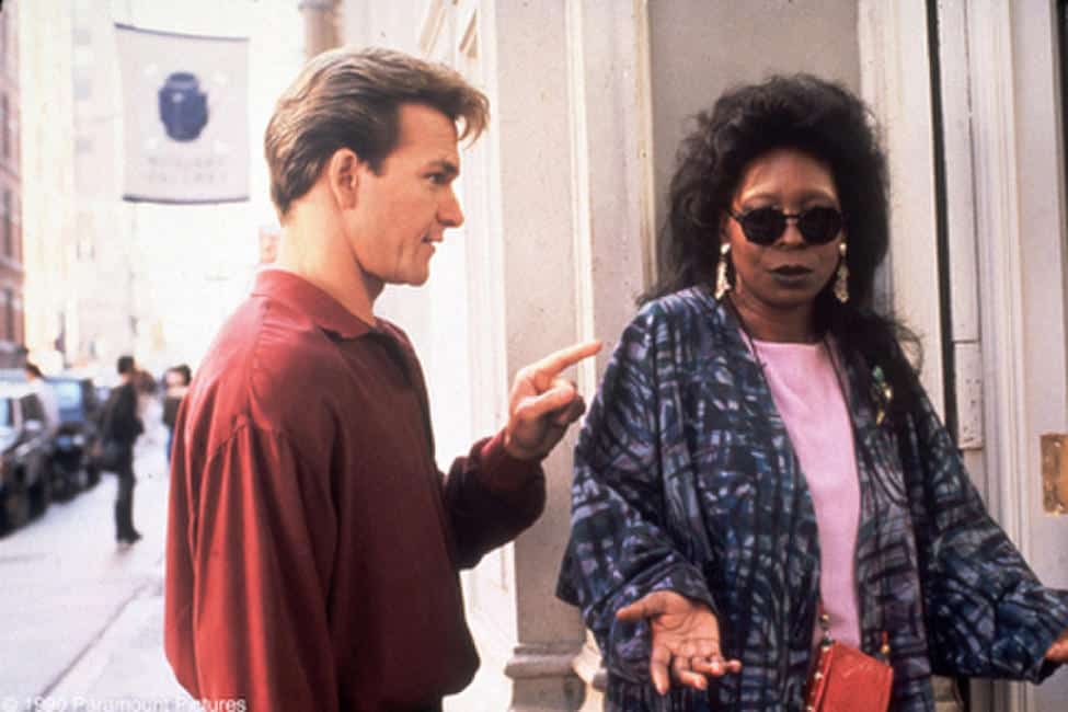 Pelo filme, Whoopi Goldberg ganhou Oscar de Melhor Atriz Coadjuvante pelo papel de Oda Mae Brown e declarou que devia a premiação a Swayze. Ela foi escalada para o filme a pedido do ator. 