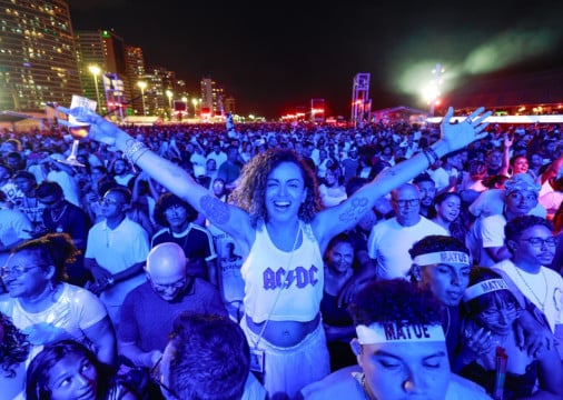 Público acompanha shows na Praia de Iracema no Réveillon 2026 de Fortaleza