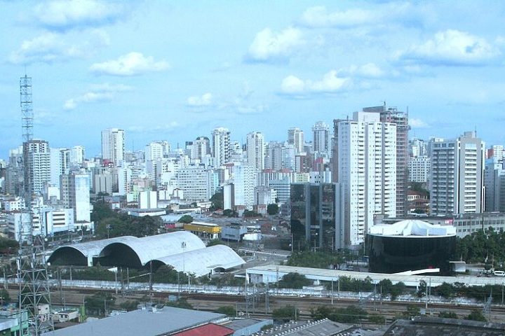 São Paulo também é um bom local para idosos, no que depender do estilo de vida e das prioridades individuais. Afinal, a cidade oferece uma infraestrutura de ponta, mas também apresenta desafios significativos. 