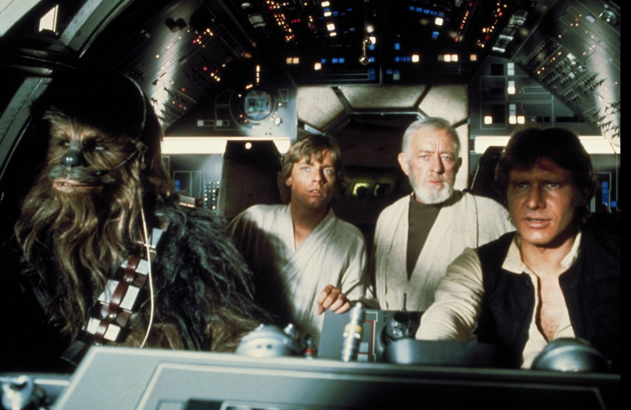 A história acompanha Luke Skywalker que, junto a um cavaleiro Jedi, um piloto e seus companheiros, enfrenta o Império para salvar a galáxia e resgatar a Princesa Leia do vilão Darth Vader.