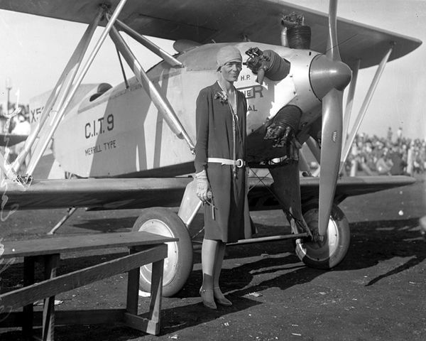 Amelia Earhart: O destino trágico de Amy se assemelha ao de outra aviadora: Amelia Earhart. Aos 39 anos, a norte-americana desapareceu no Oceano Pacífico em 2/7/1937, nunca foi encontrada e, após buscas incessantes, sua morte foi declarada dois anos depois.