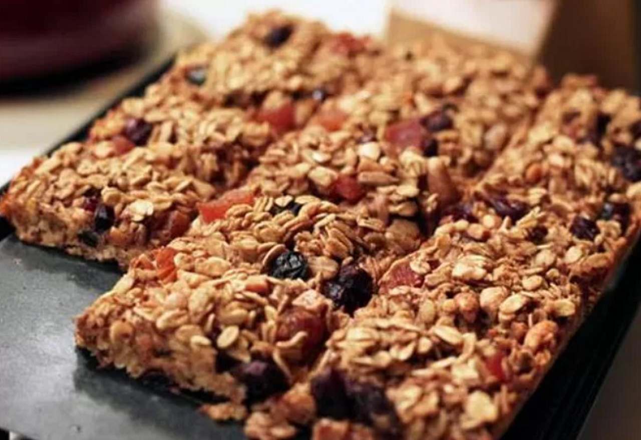 Barrinha de cereal - As barrinhas também enganam, pois teoricamente têm ingredientes naturais. Mas elas são feitas com muito açúcar e gordura. Fuja das que têm frutose e xarope de milho. Gordura trans, nem pensar.  