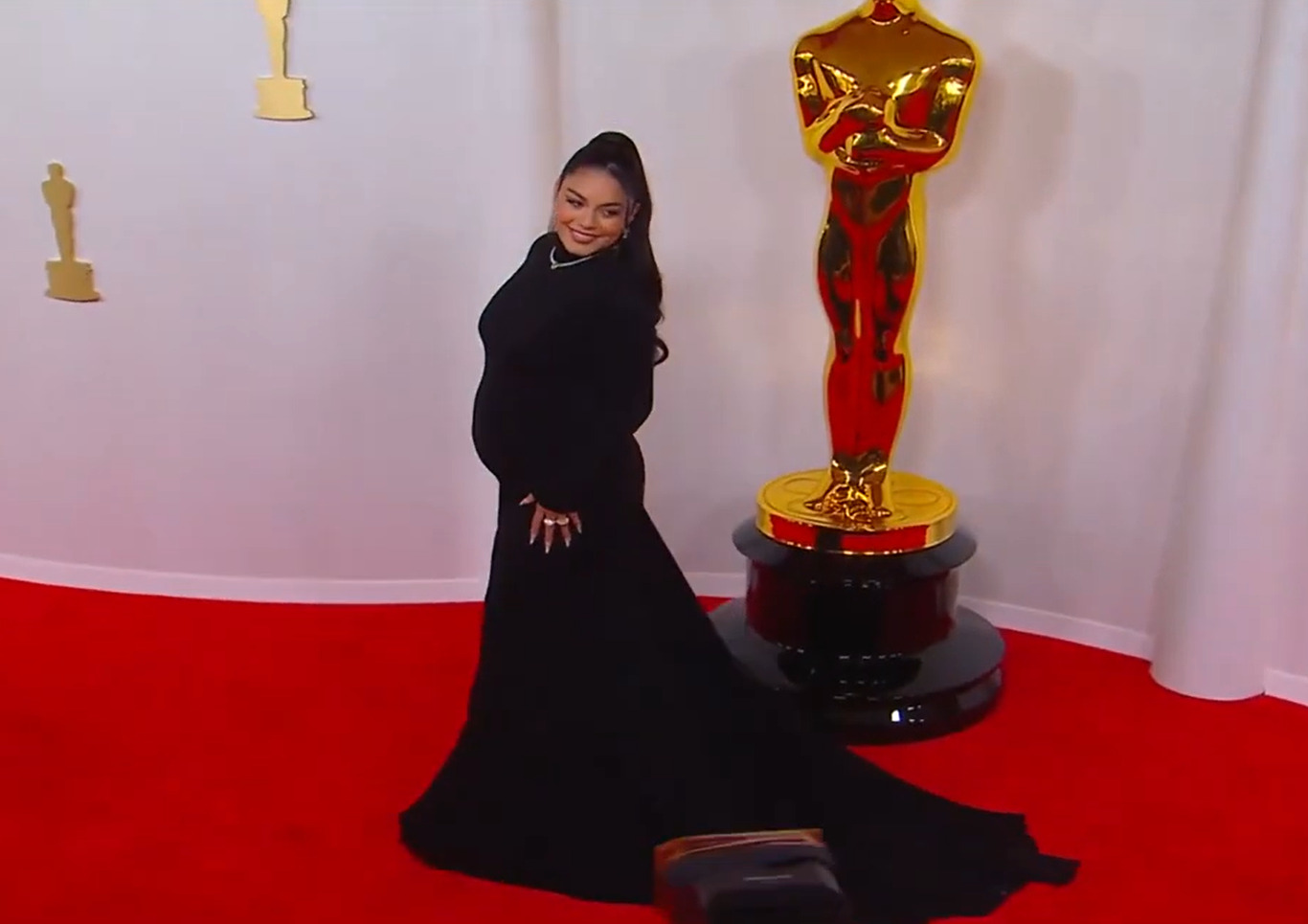 Conhecida por manter sua vida familiar discreta, Vanessa também manteve a primeira gestação em sigilo e surpreendeu o público ao aparecer grávida no tapete vermelho do Oscar 2024, poucos meses antes do parto. O bebê, que é um menino, teve o nome mantido em sigilo. 
