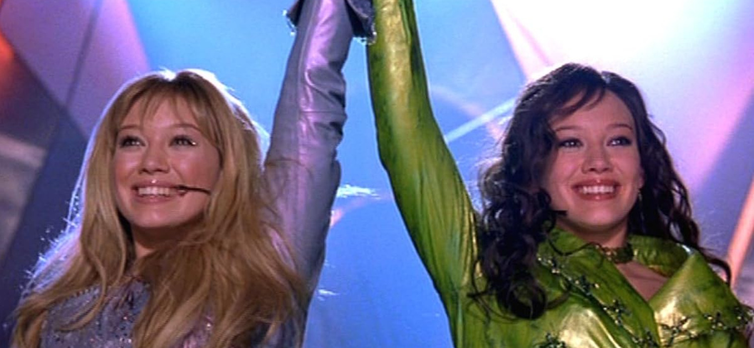 Em 2003, Hilary estrelou “The Lizzie McGuire Movie – Um Sonho Popstar”, continuação direta da série. No longa, a personagem viaja para Roma e é confundida com uma cantora famosa, decidindo aproveitar a situação. O filme foi um sucesso comercial, arrecadando mais de 55 milhões de dólares em bilheteria mundial, e teve como trilha sonora músicas da própria artista, incluindo o hit “What Dreams Are Made Of”.
