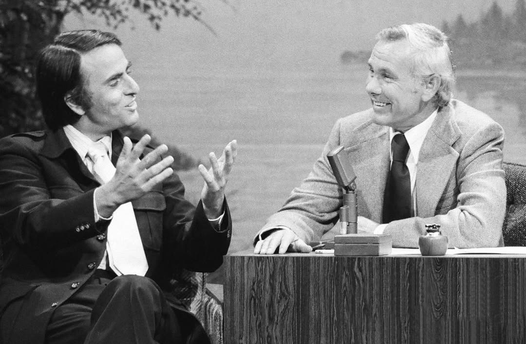 Sagan apareceu 26 vezes no The Tonight Show Starring Johnny Carson em 13 anos. Considerava a televisão uma ferramenta poderosa para ensinar ciência ao público.