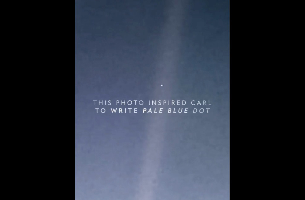 Em Pale Blue Dot, Sagan refletiu sobre a fragilidade da Terra vista do espaço. O texto virou símbolo da humildade cósmica e da urgência em cuidar do planeta.