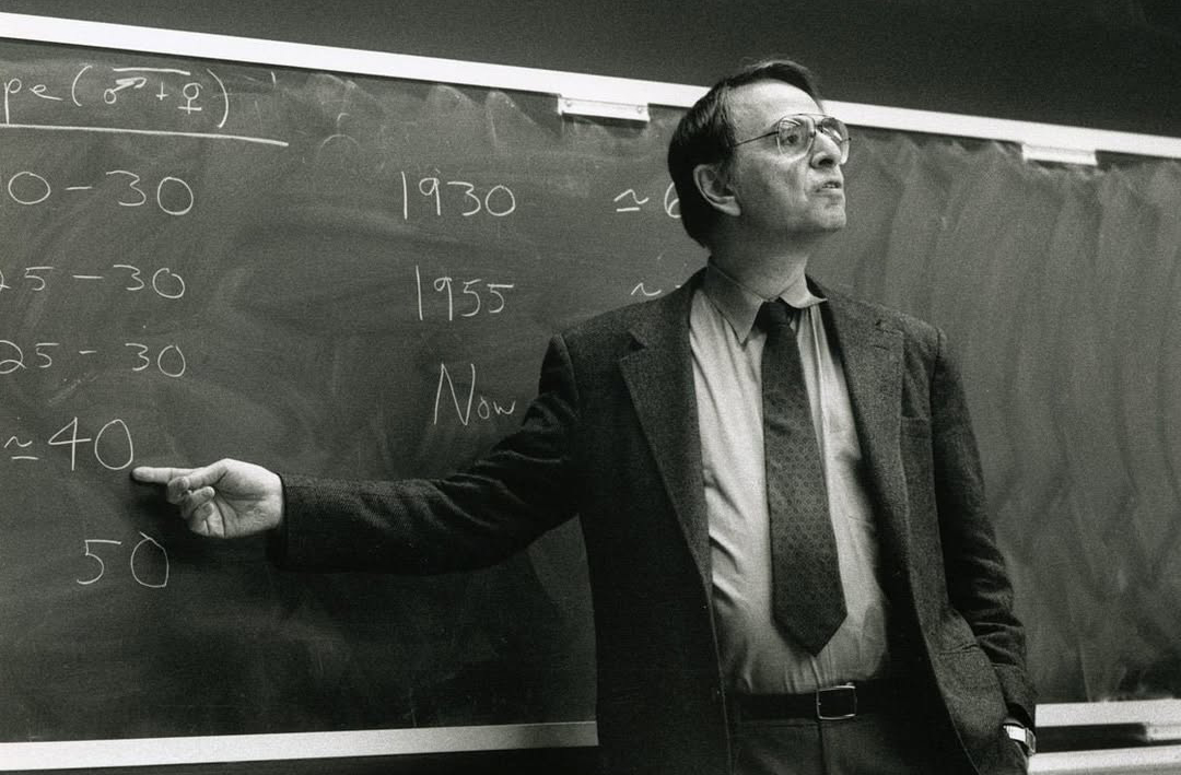 Conciliava pesquisas, aulas, livros e programas de TV sem espaço para lazer. Sua vida era inteiramente dedicada à ciência e à comunicação pública, com uma intensidade rara entre acadêmicos.