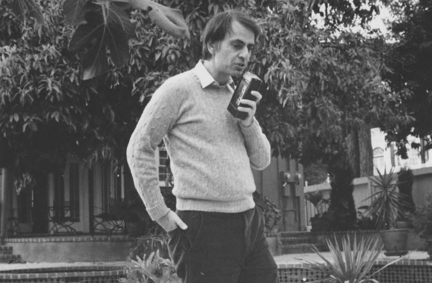 Em vez de escrever, Sagan ditava seus textos em dois gravadores de fita cassete, até mesmo caminhando pela praia. Produzia diariamente o equivalente a cinco quilos de transcrições.