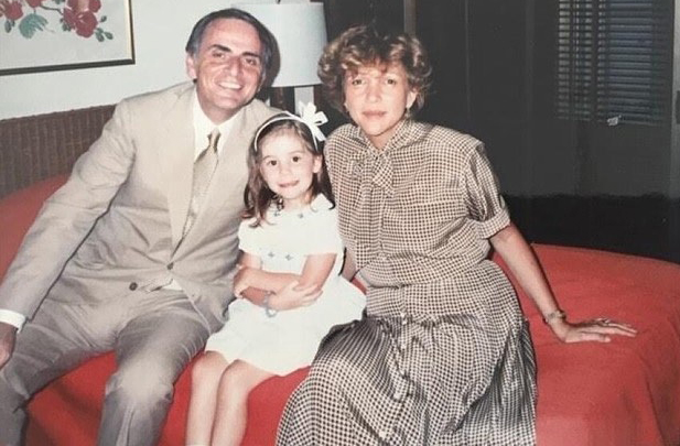 Duas ex-esposas relataram dificuldades em lidar com sua dedicação extrema à ciência. O tempo para relações pessoais era escasso diante da intensidade de sua rotina.