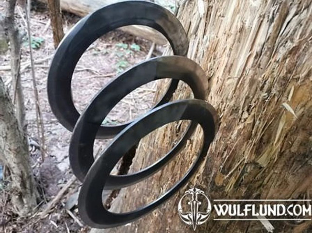 O Chakram foi criado na Índia e poderia ser mortal em diversas situações. Esse artefato de formato circular era tão afiado em suas pontas que poderia cortar os membros dos seus adversários com facilidade. 