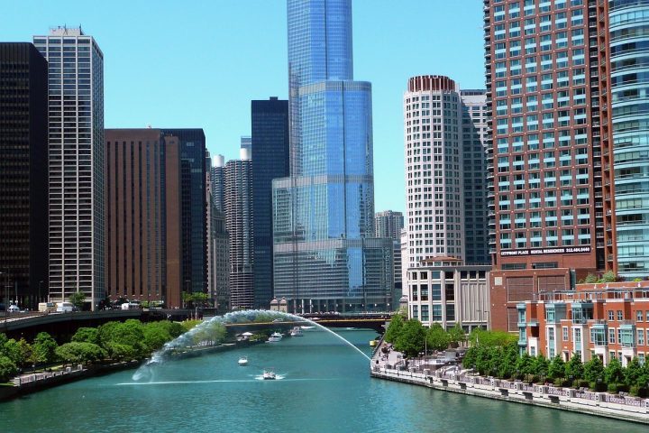 A principal causa identificada para esse fenômeno, conhecido como subsidência, é a extração excessiva de água subterrânea. 