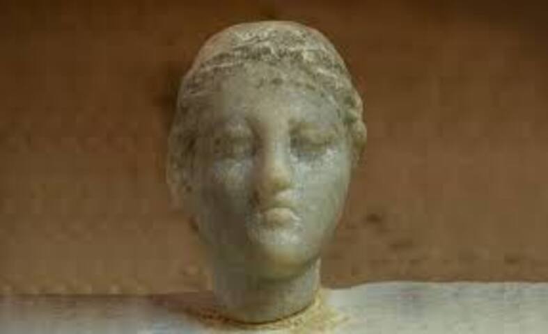 Arqueólogos egípcios divulgaram a recente descoberta de um busto de mármore branco que possivelmente representa Cleópatra VII, célebre governante do Egito antigo.
