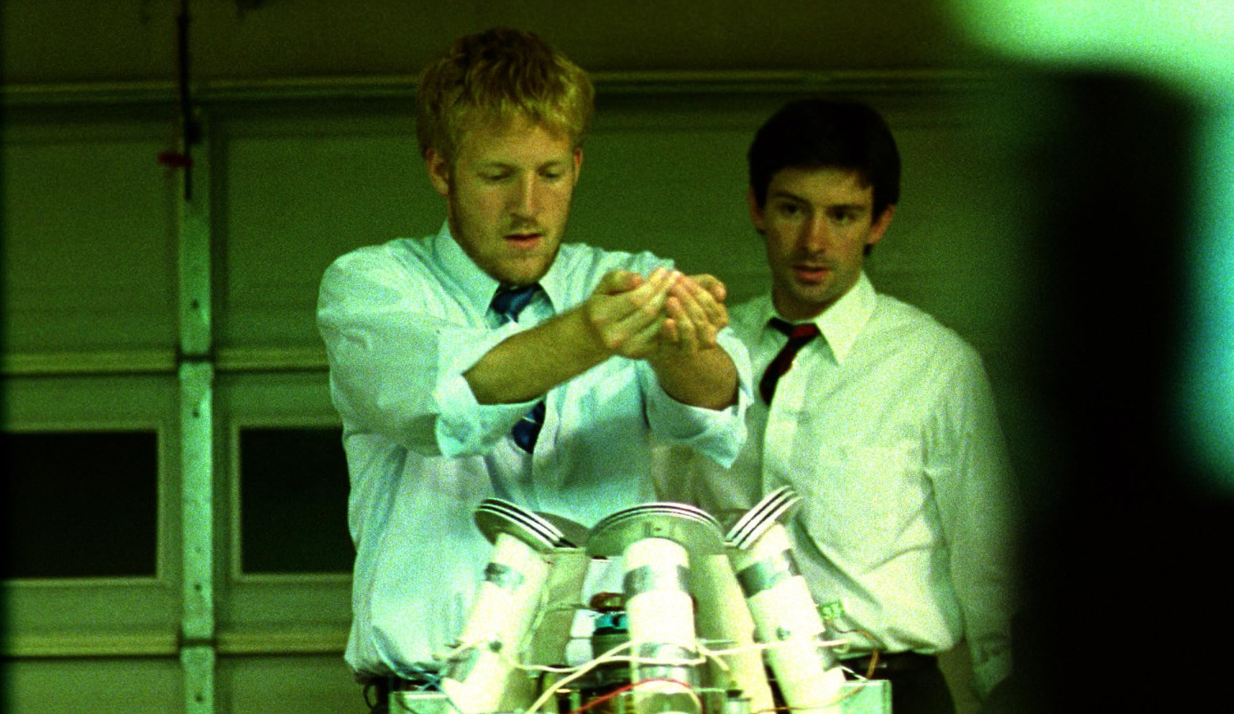 A trama acompanha quatro amigos empreendedores que criam uma invenção revolucionária e enfrentam desafios para definir a autoria do dispositivo capaz de manipular o tempo, além de sofrer as consequências inesperadas dessa descoberta.
