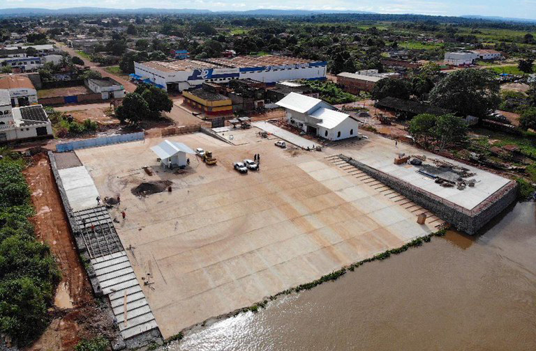 O porto de Guajará-Mirim é movimentado por barcos de carga e transporte de passageiros. As embarcações de madeira, chamadas de “voadeiras”, são comuns na região. O porto é ponto de partida para passeios pelo Mamoré e visitas às comunidades ribeirinhas. É também um centro logístico para o comércio com a Bolívia. O cheiro de diesel e o peixe fresco marcam o ambiente.