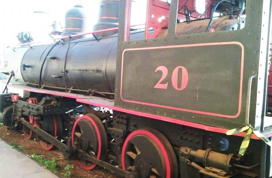 Guajará-Mirim é uma cidade fronteiriça de Rondônia, banhada pelo rio Mamoré e vizinha da Bolívia. Fundada em 1912 com a chegada da Estrada de Ferro Madeira-Mamoré, carrega um passado vibrante ligado à exploração da borracha e à epopeia ferroviária. Pouco explorada pelo turismo convencional, guarda relíquias e paisagens únicas. É um convite à descoberta de um Brasil profundo e fascinante.