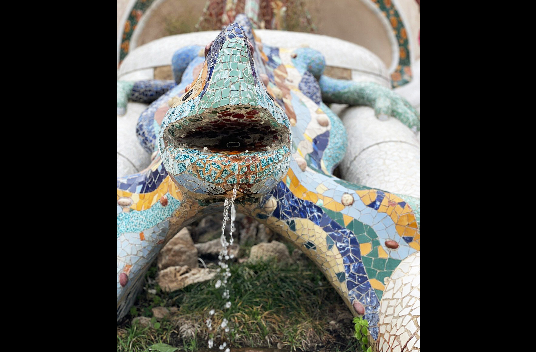Muitos elementos do parque carregam simbolismo religioso e cultural. O dragão pode remeter ao guardião da fonte da vida. As formas orgânicas evocam a criação divina e a natureza como obra sagrada. Gaudí sempre buscava unir fé e arte em seus projetos. O Parque Güell é também uma expressão espiritual. Cada detalhe convida à reflexão sobre transcendência.