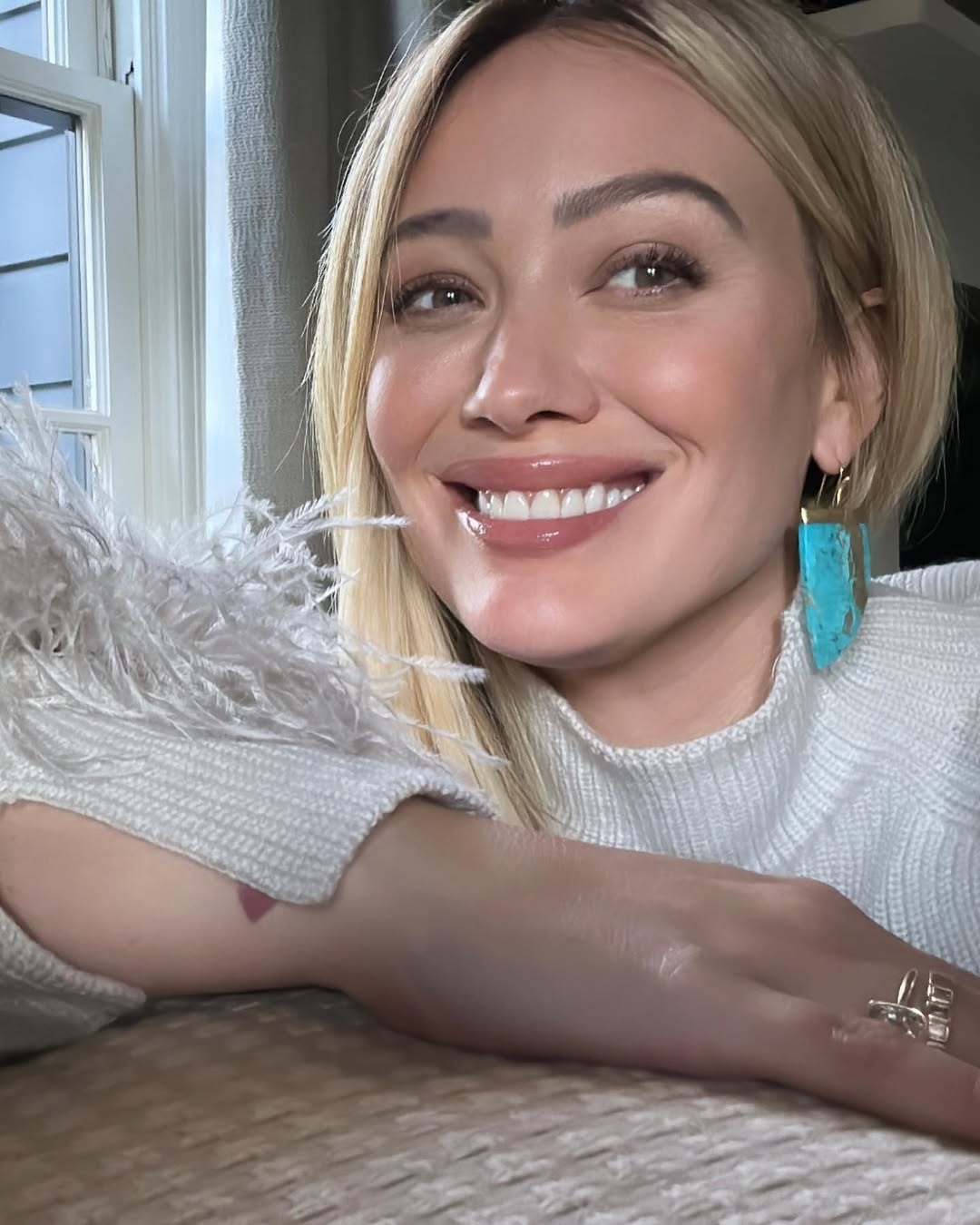 Nascida em 28 de setembro de 1987, em Houston, no Texas, Hilary Duff iniciou a trajetória artística ainda criança, incentivada pela família e seguindo os passos da irmã mais velha, Haylie Duff. 
