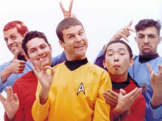 A musicalidade alegre associada a uma letra marcada pela irreverência fez com que a banda ocupasse os primeiros lugares.