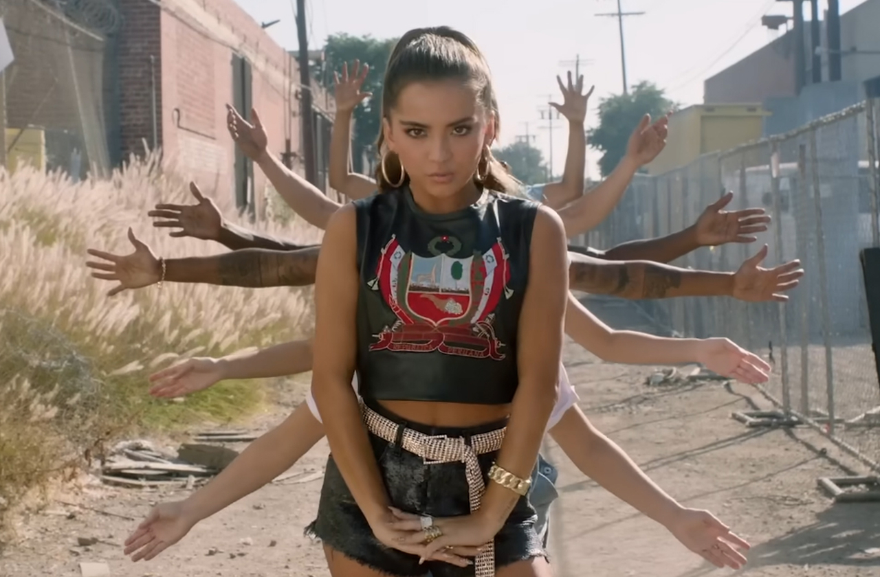 Entre seus singles, o mais popular é PAPI, lançado em 2019 e já com quase 30 milhões de reproduções. E o talento musical também foi levado para o cinema. Em De Repente Uma Família, Isabela gravou uma das canções originais especialmente para o filme.