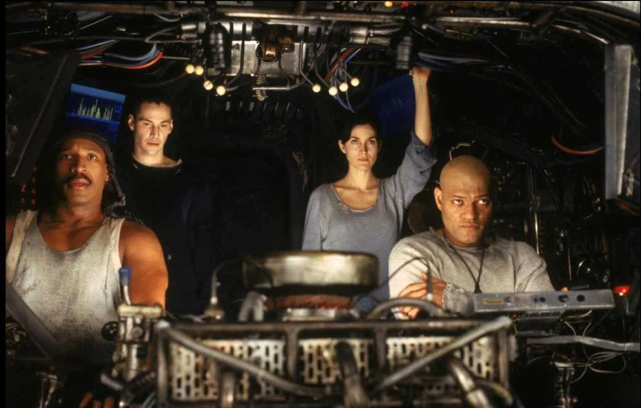 O filme acompanha Neo, um programador que descobre que sua realidade é uma simulação criada por máquinas e decide lutar para libertar a humanidade dessa ilusão.