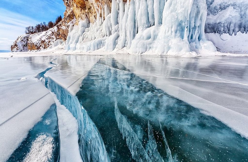 Durante o congelamento, o Baikal emite sons misteriosos que lembram cantos ou tiros. São causados pela expansão do gelo sob pressão. Esses sons ecoam pela paisagem gelada, criando uma atmosfera mágica. Muitos descrevem como uma sinfonia natural do lago.