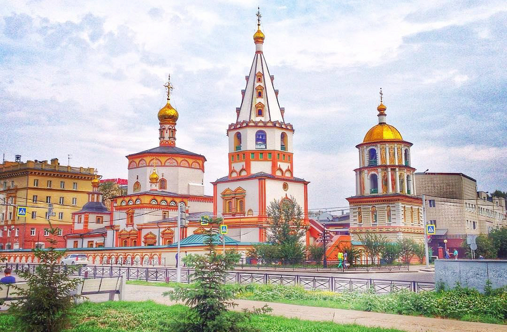 As cidades e vilarejos ao redor do Baikal têm forte identidade cultural. Irkutsk é a principal porta de entrada, com arquitetura russa clássica. Povos indígenas mantêm tradições ancestrais, e festivais celebram o lago com música, dança e culinária típica.

