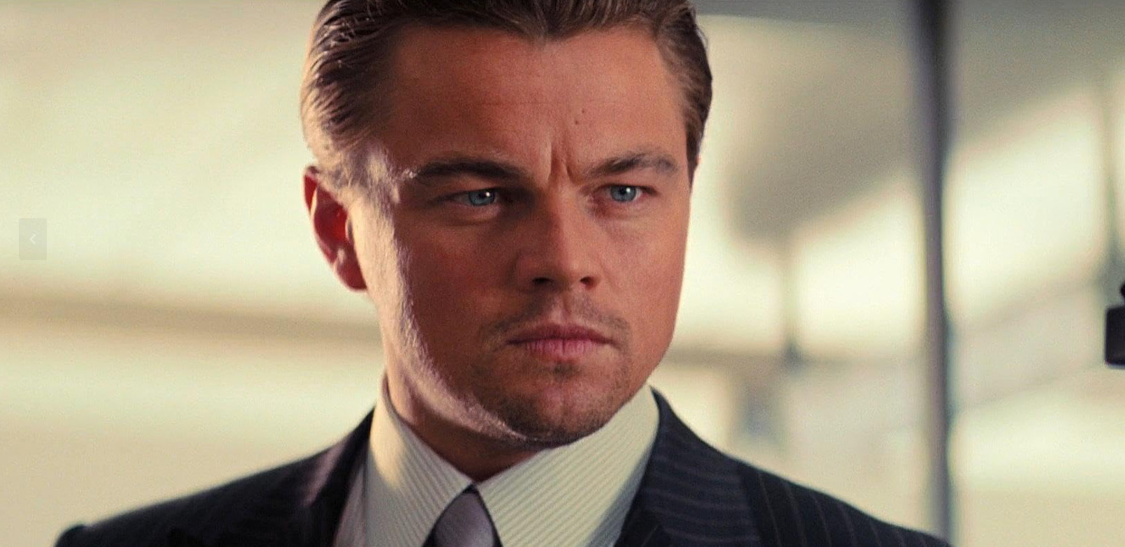 Lançado em 2010, “A Origem” é um thriller de ficção científica e ação que acompanha Dom Cobb (interpretado por DiCaprio). Ele é um ladrão especializado em invadir a mente de pessoas. Sua missão consiste em inserir uma ideia por meio dos sonhos.
