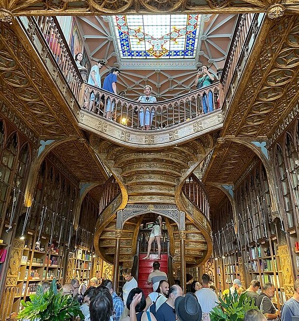Ela dava aula à noite e seguiu escrevendo a narrativa de Harry Potter durante o dia. Passou a frequentar a famosa Livraria Lello, no centro histórico de Porto, em Portugal. 