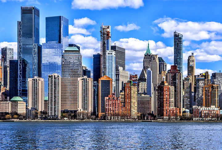 A taxa média é de 1,6 mm ao ano, mas locais construídos sobre aterros antigos afundam mais de 3 mm anualmente. 