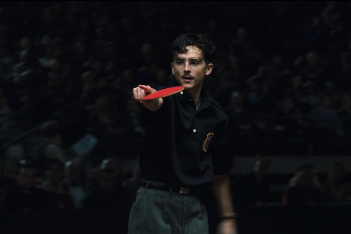 3º) Marty Supreme, de Josh Safdie – Estrelado por Timothée Chalamet, que treinou tênis de mesa para o papel, o filme mostra um traficante que se tornou o campeão mais velho da modalidade. 