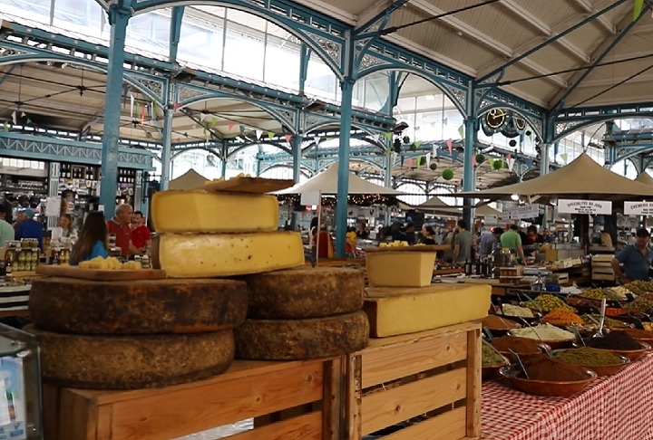 Outro destaque é o Mercado de Dijon, projetado por Gustave Eiffel, que oferece uma experiência autêntica da culinária local, com queijos, carnes, vinhos e outras iguarias. 