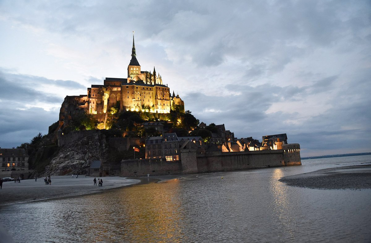 A primavera e o início do outono são ideais para visitar, com clima ameno e menos turistas. As marés mais impressionantes ocorrem na lua cheia e nova. À noite, o monte iluminado oferece um espetáculo à parte. Evite os meses de julho e agosto, quando o local fica lotado.