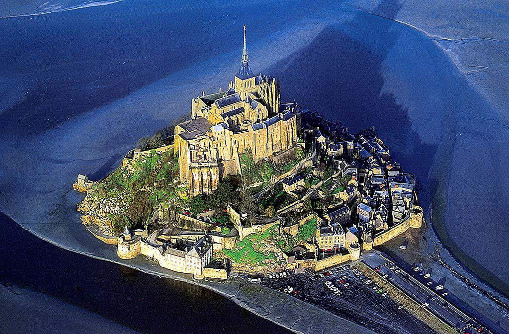 Monte Saint-Michel é um dos lugares mais mágicos da França. Localizado na Normandia, esse vilarejo medieval se transforma em uma ilha cercada pelo mar durante a maré alta, criando um espetáculo natural e arquitetônico único. Visitar esse lugar é como entrar em um conto de fadas onde a pedra e a água dançam juntas ao ritmo das marés.