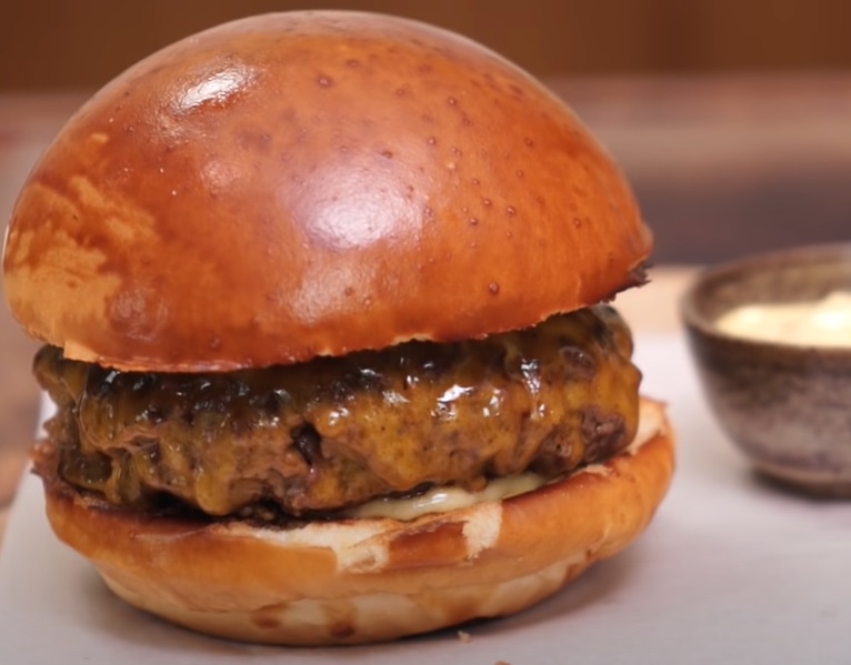 Hambúrguer - Já é um clássico. Com muita variedade de opções, é um dos lanches preferidos de quem opta por fast food. E a carne tem proteína, o que cria a ilusão de ser um bom alimento. Mas a carne do hambúrguer  é processada, contendo muito sal e gordura. 