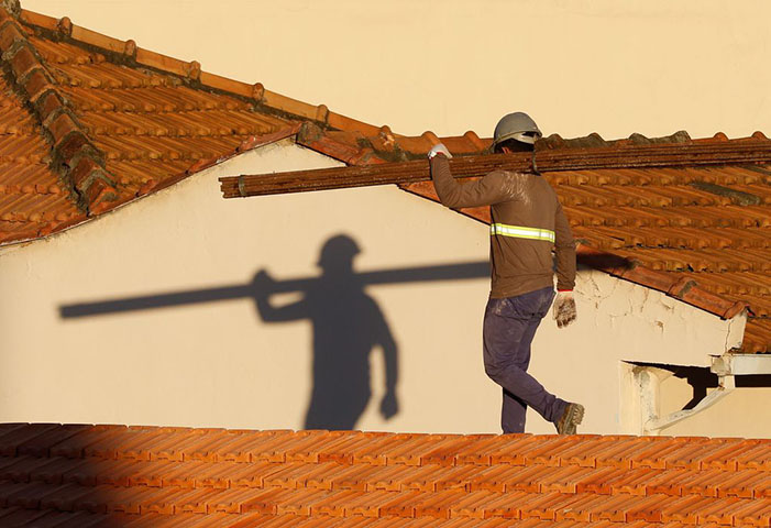 Pode ser aplicada tanto em telhados planos, com tintas claras específicas, quanto em coberturas inclinadas, por meio de telhas e revestimentos refletivos, com custo adicional geralmente baixo e maior durabilidade da estrutura.